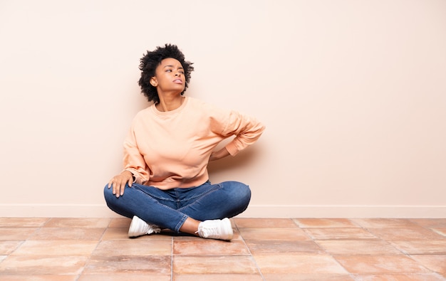 Mulher afro-americana sentada no chão