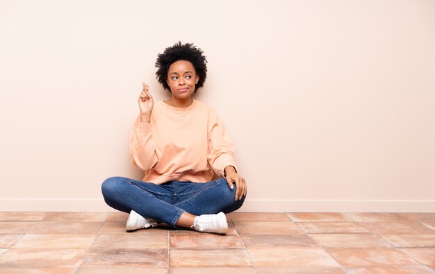 Foto mulher afro-americana sentada no chão