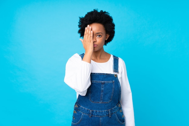 Mulher afro-americana sobre parede azul