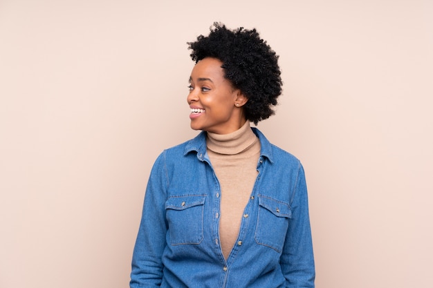 Foto mulher afro-americana sobre parede bege