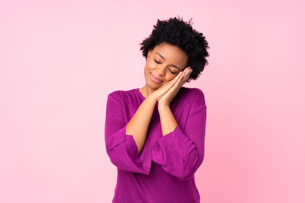 Mulher afro-americana sobre parede rosa