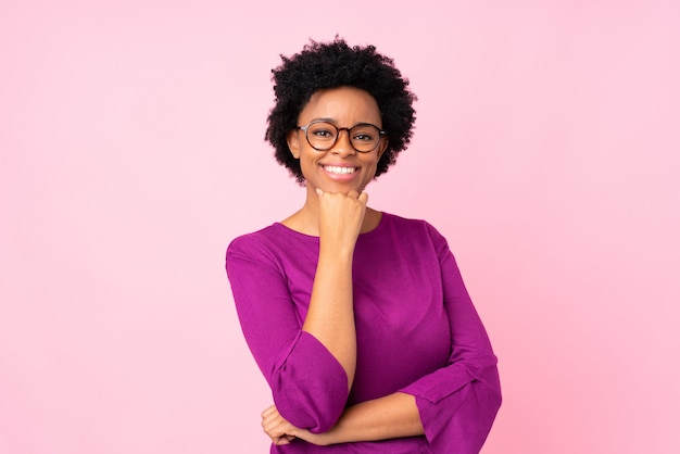 Mulher afro-americana sobre parede rosa