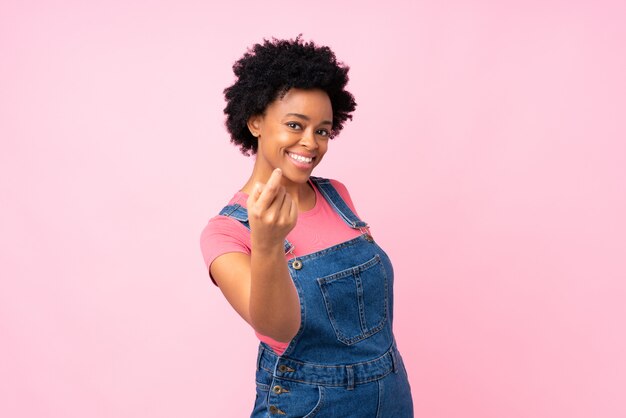 Mulher afro-americana sobre parede rosa