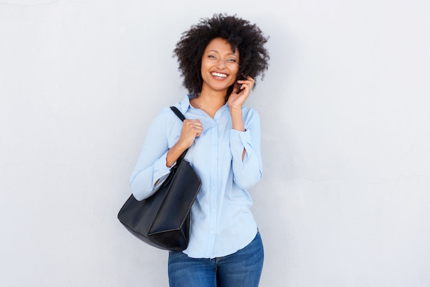 Mulher afro-americana sorridente, falando no celular