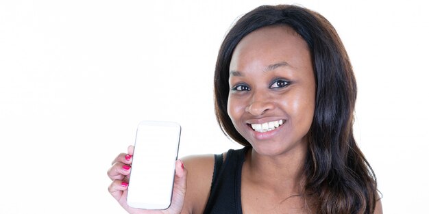 Mulher afro-americana sorridente, mostrando o telefone móvel de tela em branco no cabeçalho de modelo de banner da web