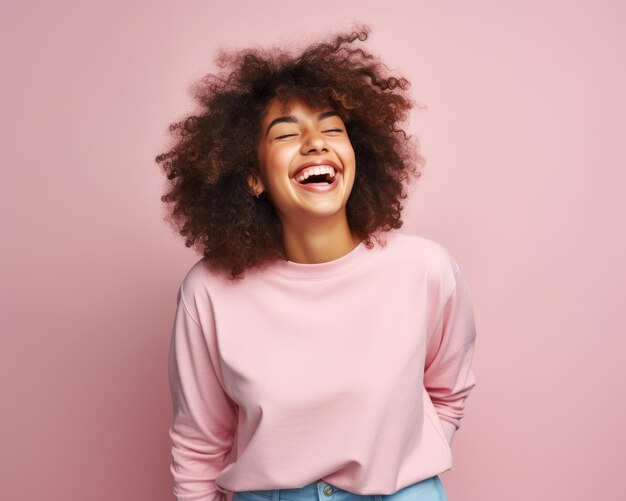 mulher afro-americana sorridente rindo em fundo rosa