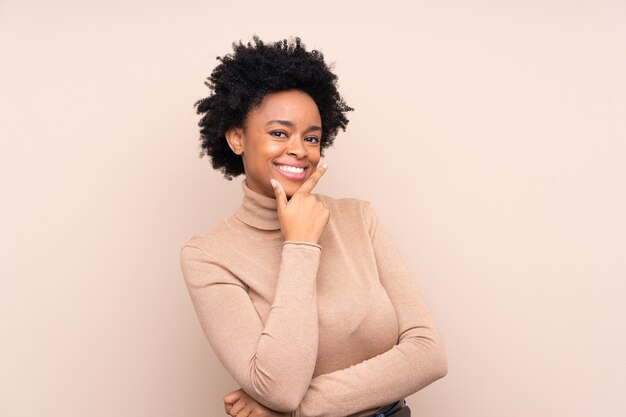 Mulher afro-americana sorrindo