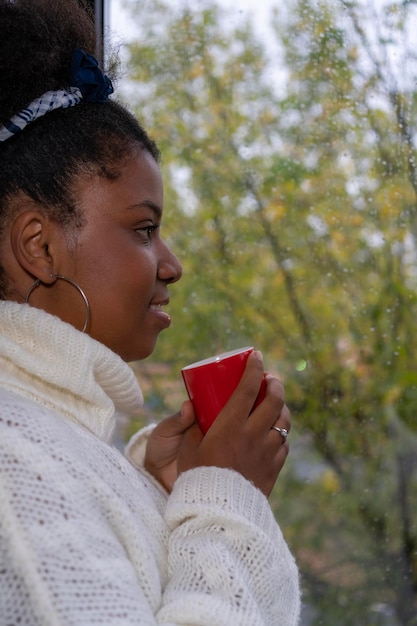 Mulher afro-americana tomando café