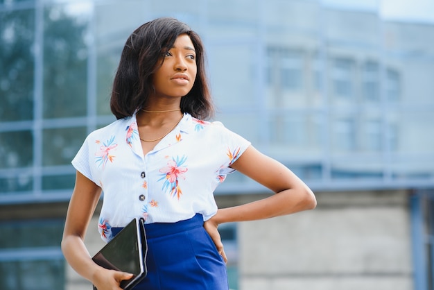 mulher afro-americana usando computador tablet em meio urbano