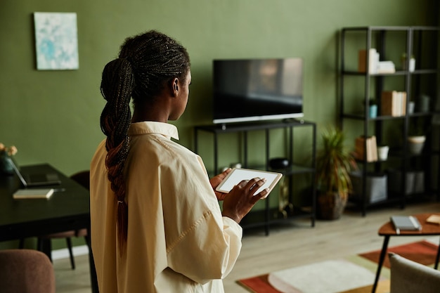 Mulher afro-americana usando tablet em branco