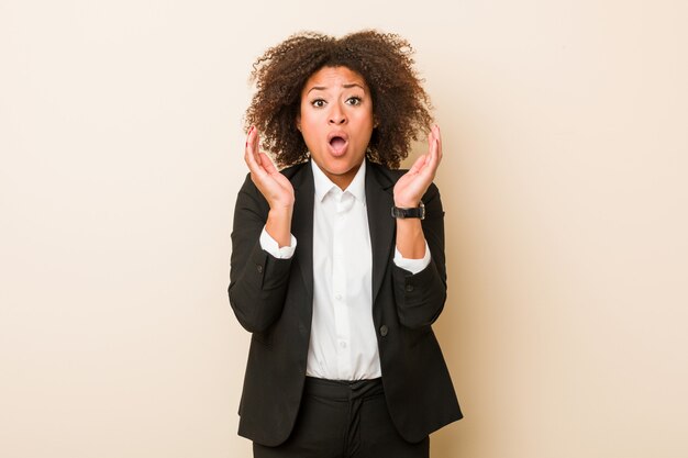 Mulher afro-americano do negócio novo surpreendida e chocada.