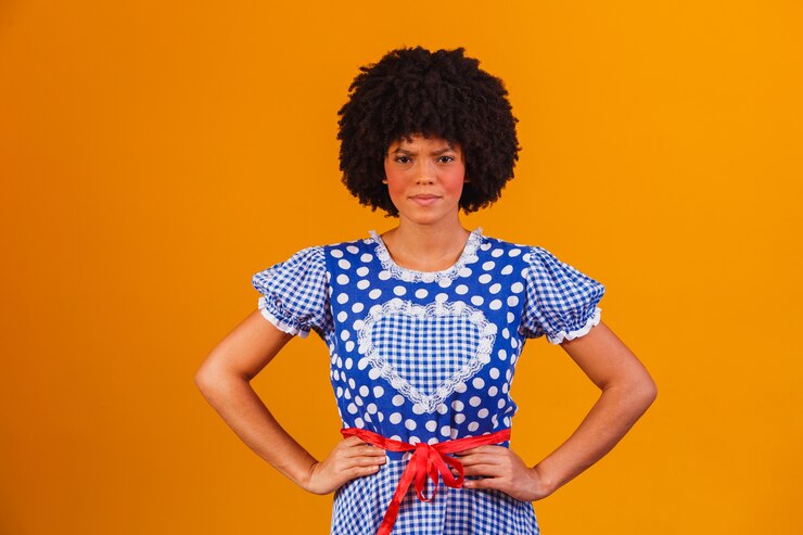 Foto mulher afro brasileira com roupas típicas da festa junina em amarelo