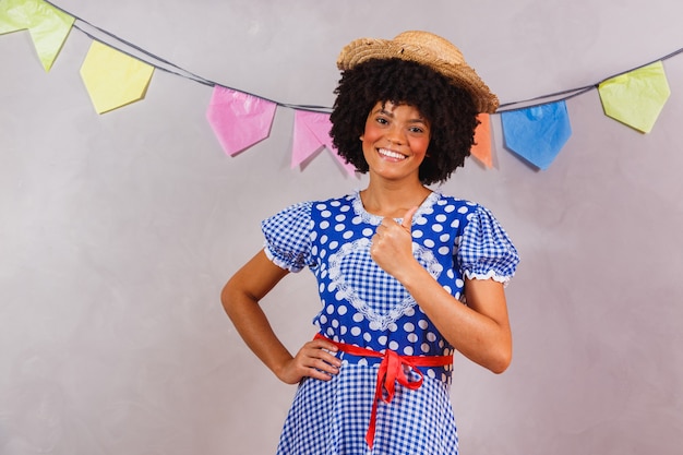 Mulher afro brasileira com roupas típicas para a festa junina