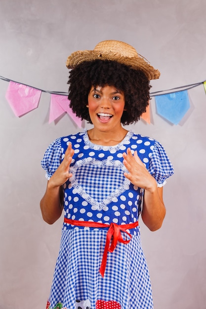 Foto mulher afro brasileira com roupas típicas para a festa junina