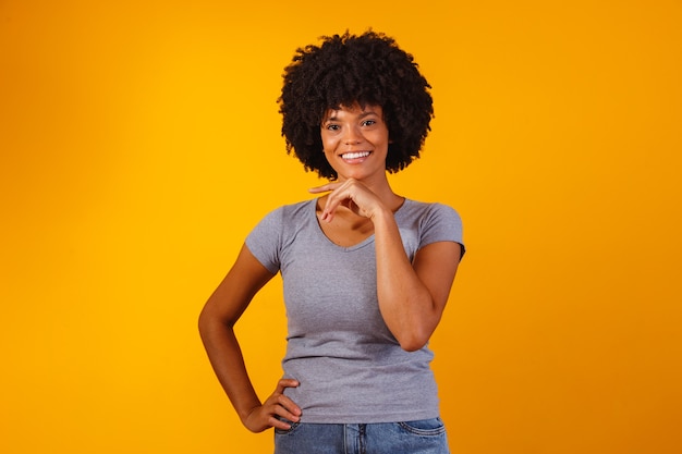 Mulher afro com cabelo preto poderoso sorrindo