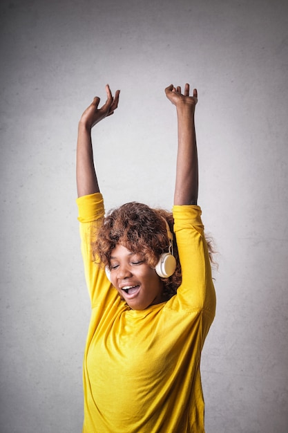 Mulher afro feliz curtindo a música