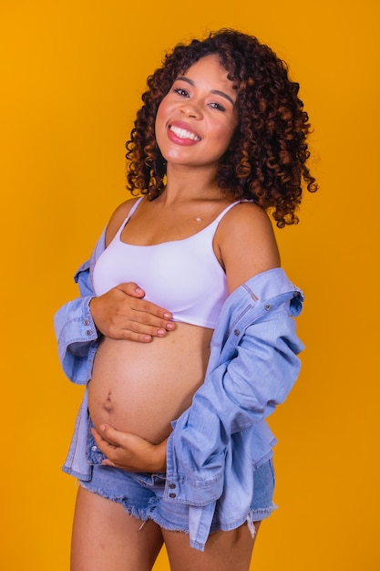 Mulher afro grávida feliz esperando bebê