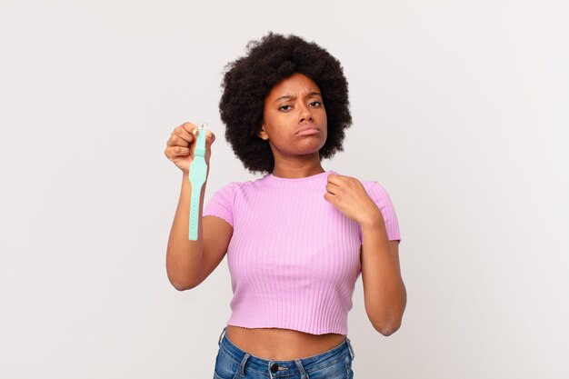 Mulher afro parecendo arrogante, bem-sucedida, positiva e orgulhosa, apontando para o conceito de autorrelato