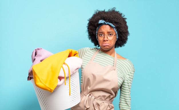 Mulher afro se sentindo triste e chorona com um olhar infeliz, chorando com uma atitude negativa e frustrada. conceito de limpeza.