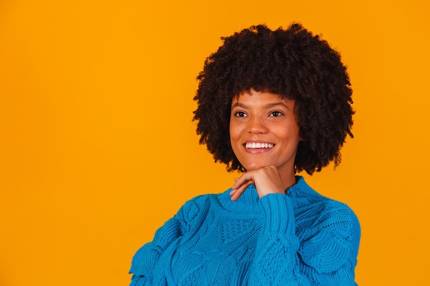 Mulher afro vestida para o inverno