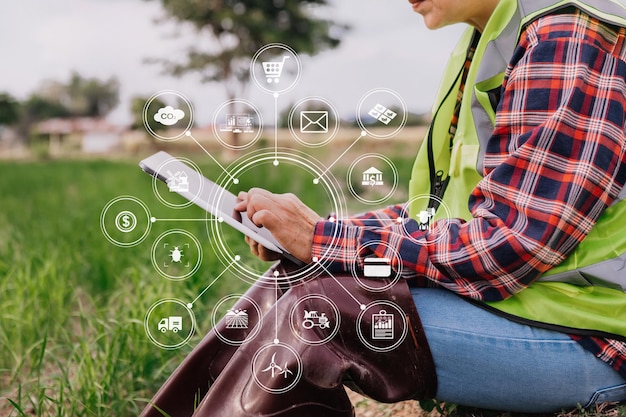 Foto mulher agricultora de tecnologia agrícola segurando a tecnologia de tablet ou tablet para pesquisar sobre dados de análise de problemas agrícolas e ícone visualagricultura inteligente xa