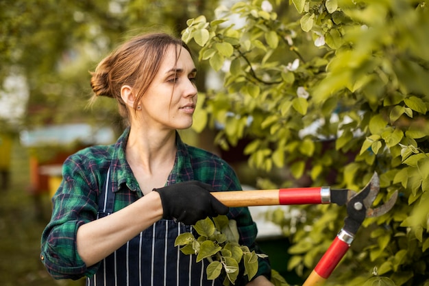 Mulher agricultora trabalhando