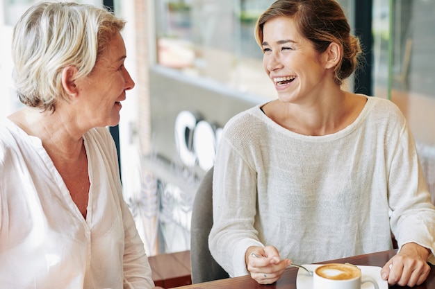 Foto mulher alegre almoçando com a mãe