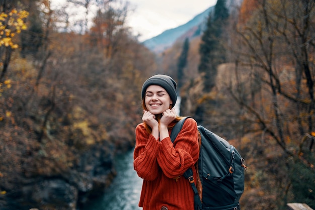 Mulher alegre alpinista outono floresta montanhas e rio de viagem