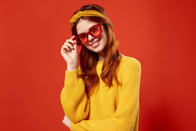 Mulher alegre com bandana amarela óculos vermelhos da moda hipster retro