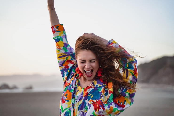 Foto mulher alegre com roupas coloridas na praia