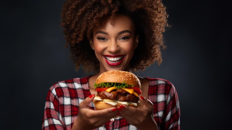 Mulher alegre com um delicioso hambúrguer Um sorriso vibrante e uma delícia de fast food fresco