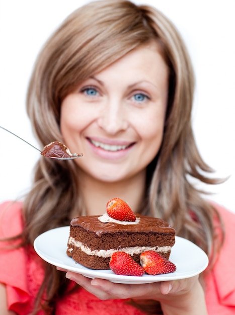 Foto mulher alegre comendo um bolo