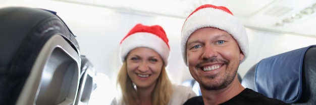 Mulher alegre e homem voando alto sorriem e usam chapéus festivos