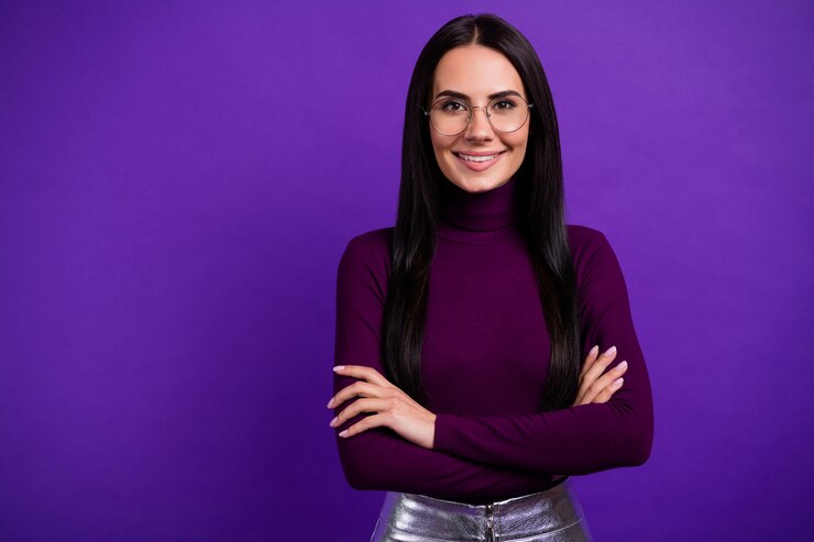 mulher alegre e positiva com os braços cruzados, isolada na parede roxa