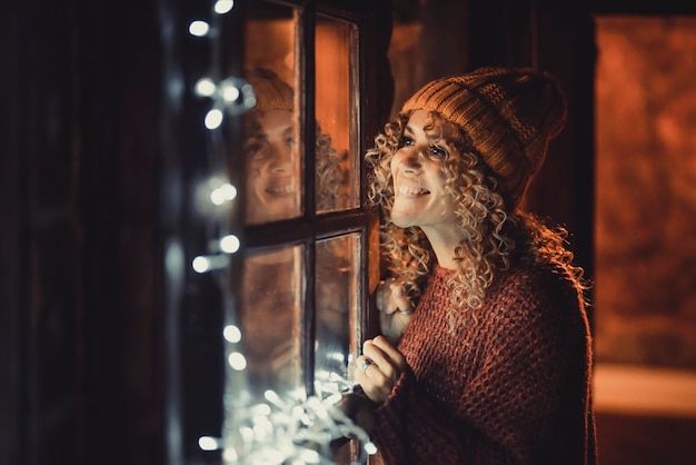 Mulher alegre esperando amigos para a festa de natal