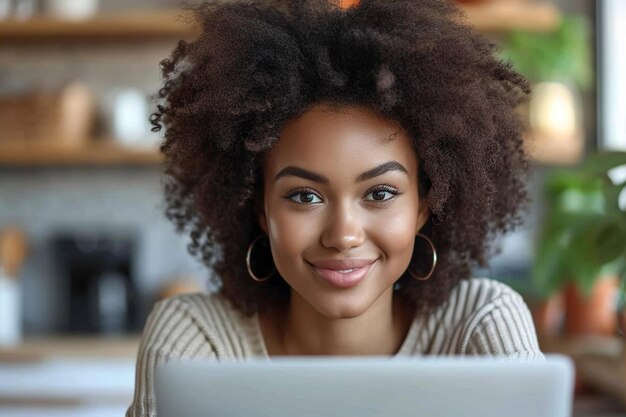 Mulher alegre estudando na internet