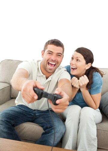 Alegre namorado e namorada jogando videogame para ganhar. casal