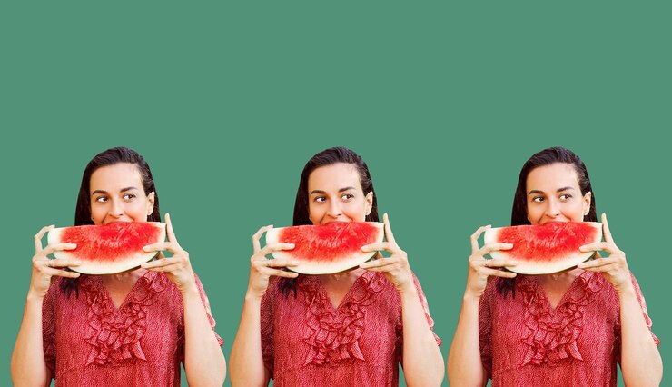 Foto mulher alegre segurando um pedaço de melancia fatiada em um fundo colorido conceito de verão