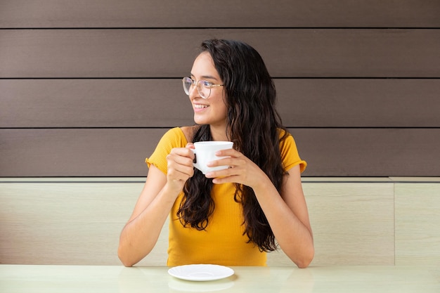 Foto mulher alegre tomando café no café