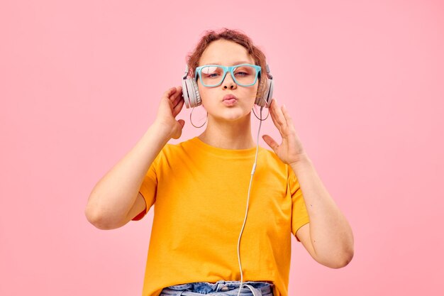 Mulher alegre usando fones de ouvido óculos azuis closeup emoções estilo de vida inalterado