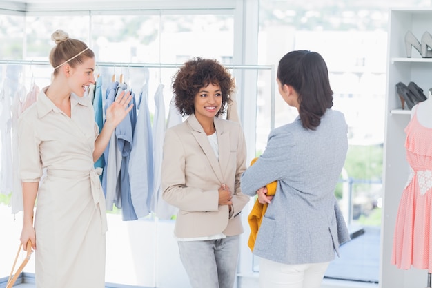 Mulher alegre vestindo um blazer