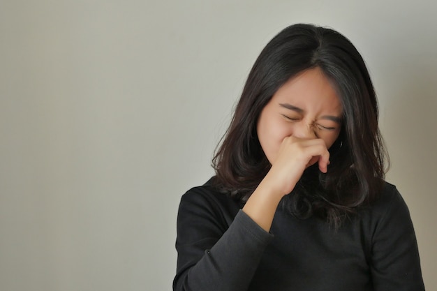 Mulher alérgica doente ou menina com corrimento nasal