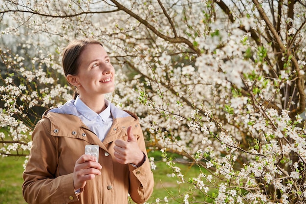 Mulher alérgica sofrendo de alergia sazonal na primavera