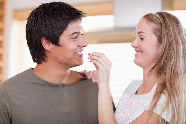 Mulher alimentando vegetais para homem