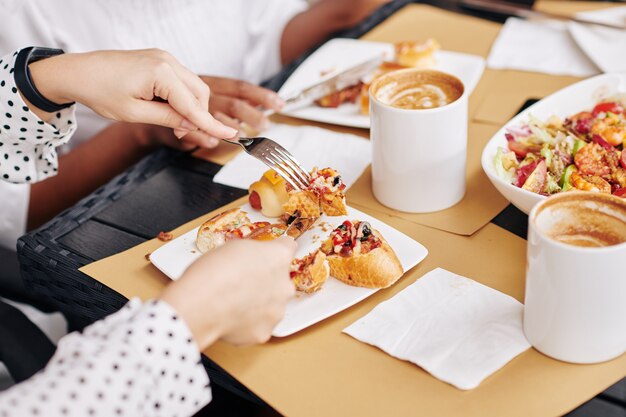 Mulher almoçando em um café