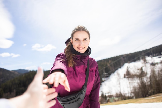 Mulher alpinista dando uma mão amiga Mãos estendendo a mão para ajudar uns aos outros