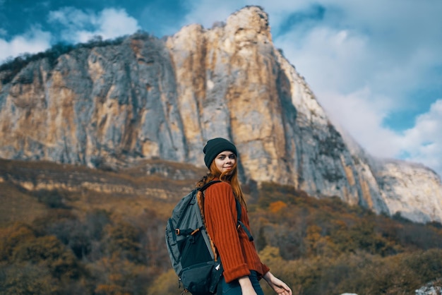 Mulher alpinista mochila viajar montanhas nuvens natureza