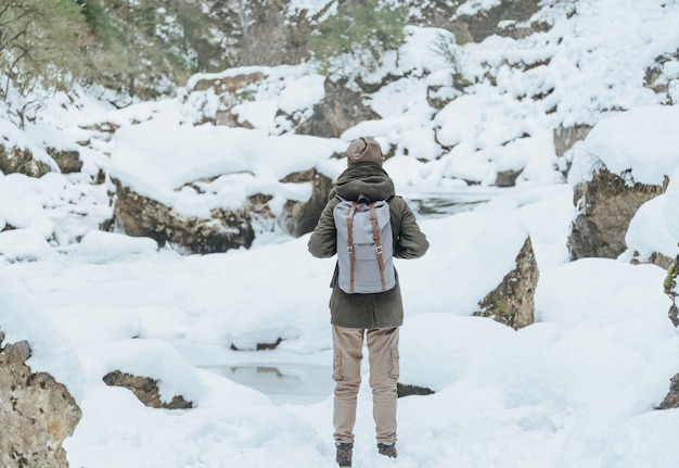 Mulher alpinista no inverno