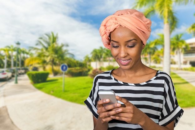 Mulher americana africana, com, um, telefone móvel