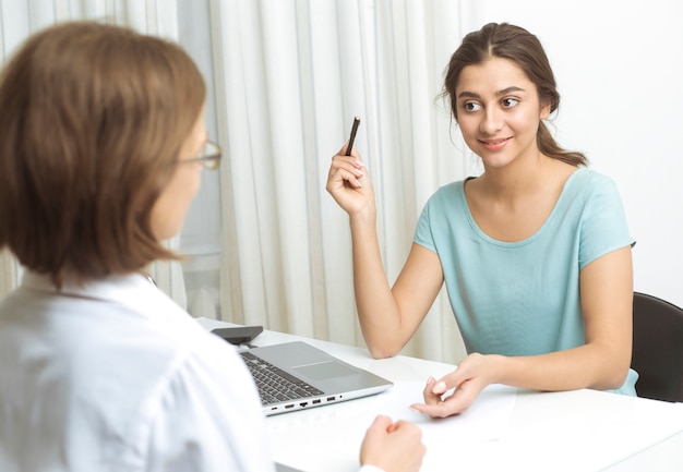 Mulher amigável aconselha um cliente